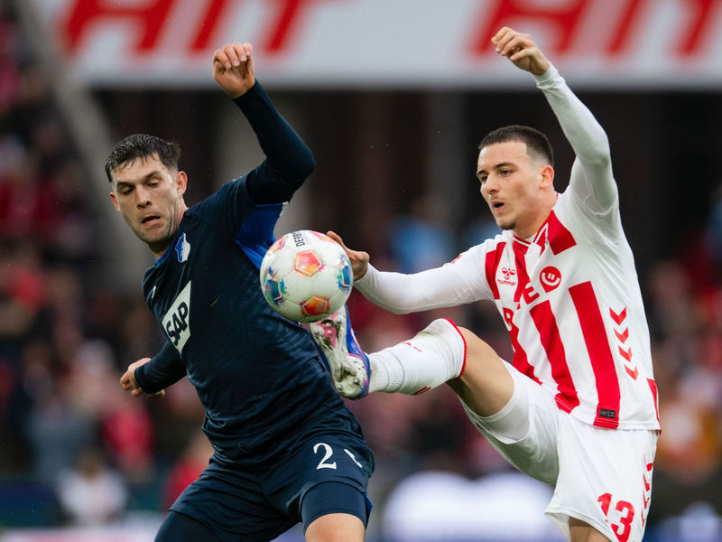 Kölns Said El Mala (r) und Hoffenheims Robin Hranac kämpfen um den Ball. - Foto: Marius Becker/dpa