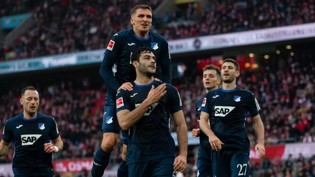 Hoffenheim jubelt über den Ausgleich zum 1:1. - Bild: Marius Becker/dpa
