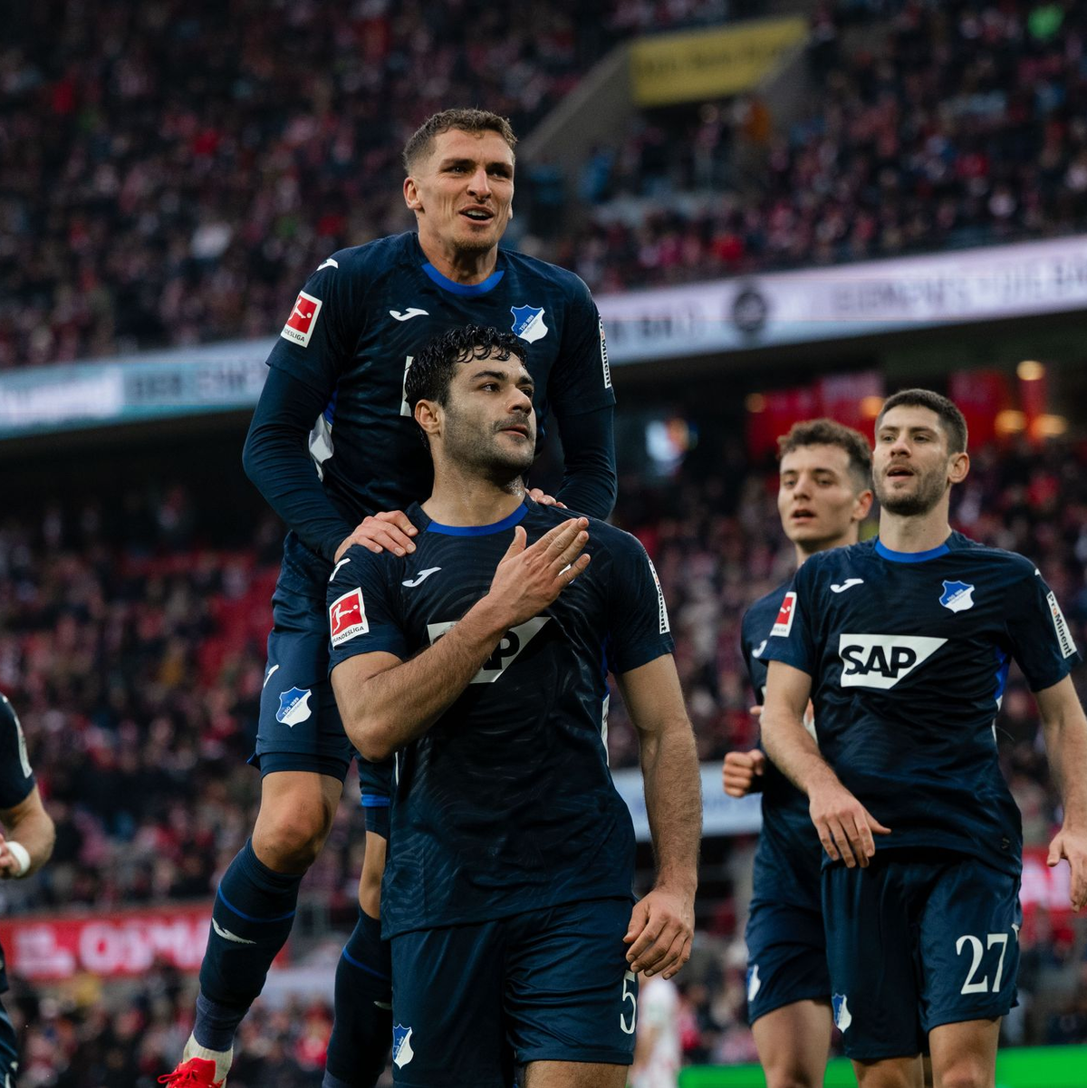 Hoffenheim jubelt über den Ausgleich zum 1:1. - Foto: Marius Becker/dpa