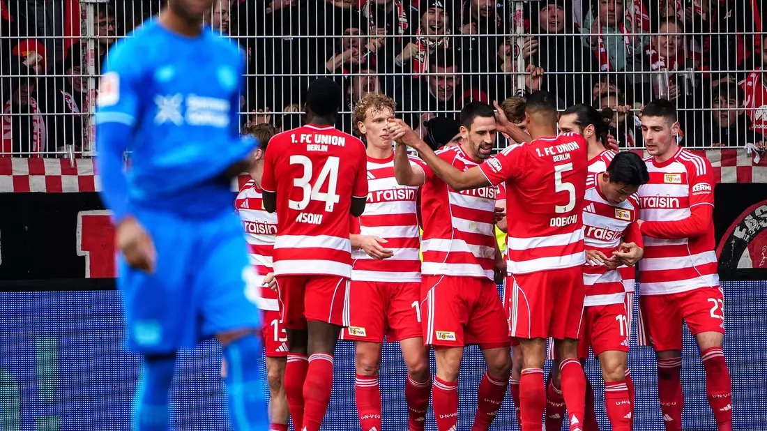 Berliner Jubeltraube um Torschütze Rani Khedira.  - Bild: Soeren Stache/dpa