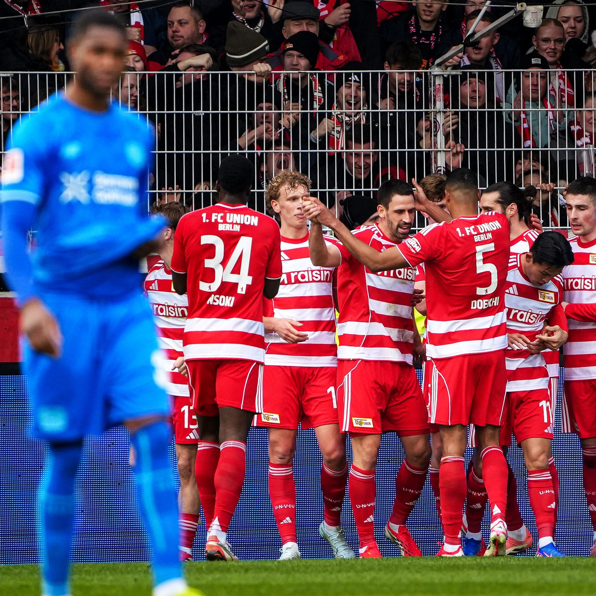 Berliner Jubeltraube um Torschütze Rani Khedira.  - Foto: Soeren Stache/dpa