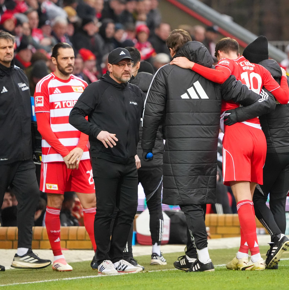 Gleich in der Anfangsphase musste Janik Haberer durch Christopher Trimmel ersetzt werden.  - Foto: Soeren Stache/dpa