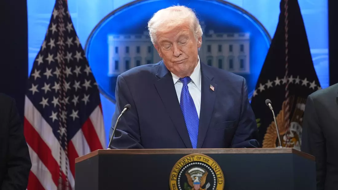 Trump will den von ihm verkündeten weltweiten 10-Prozent-Zollsatz auf Importe in die USA auf 15 Prozent erhöhen. - Bild: Evan Vucci/AP/dpa