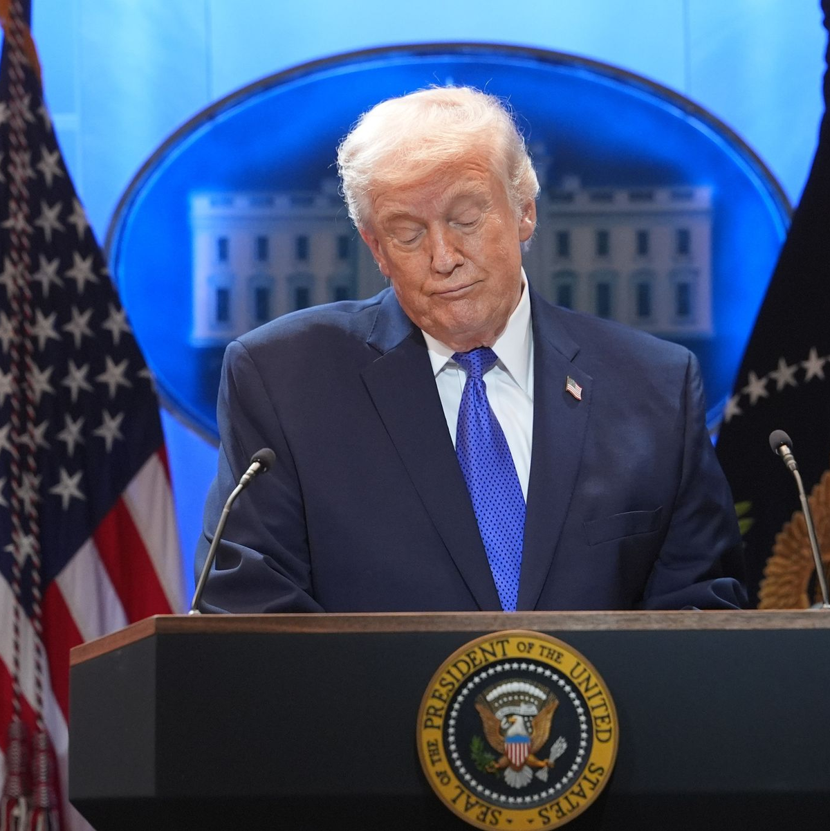 Trump will den von ihm verkündeten weltweiten 10-Prozent-Zollsatz auf Importe in die USA auf 15 Prozent erhöhen. - Foto: Evan Vucci/AP/dpa