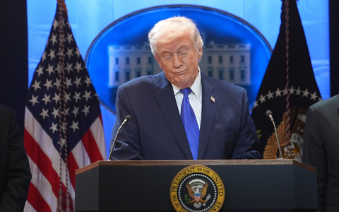 Trump will den von ihm verkündeten weltweiten 10-Prozent-Zollsatz auf Importe in die USA auf 15 Prozent erhöhen. - Foto: Evan Vucci/AP/dpa