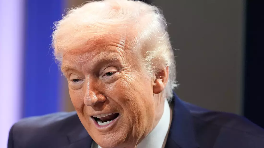 Am Freitag hatte Trump mit seiner aggressiven Zollpolitik vor dem Obersten US-Gericht eine herbe Niederlage erlitten.  - Bild: Alex Brandon/AP/dpa