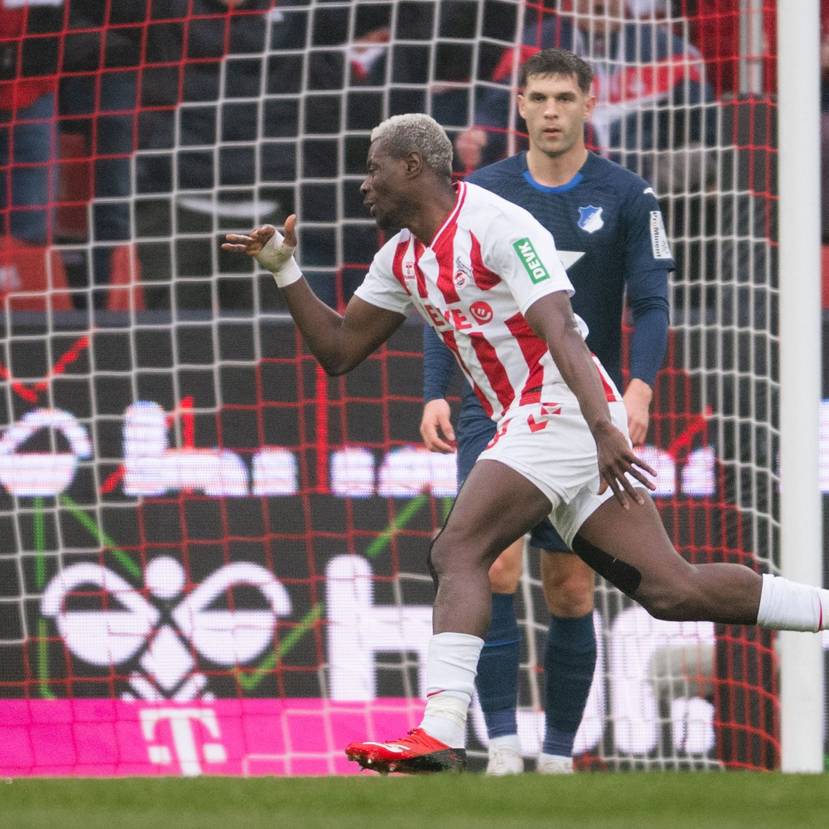 Ragnar Ache feiert sein tolles Fallrückziehertor zum Kölner 1:0. - Foto: Marius Becker/dpa