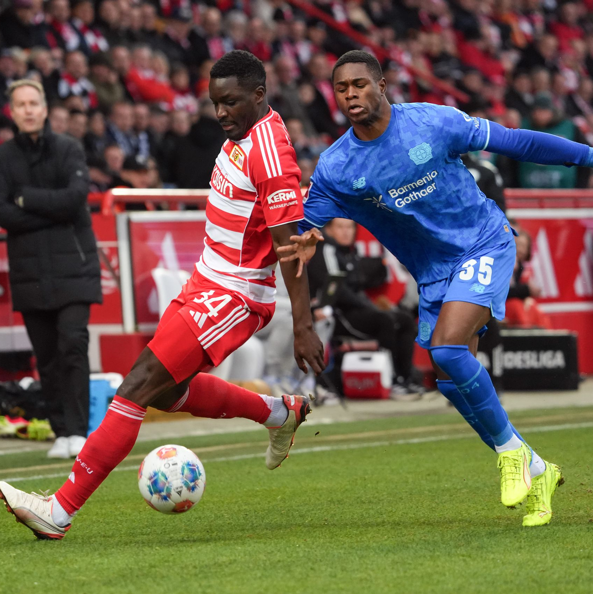 Für Christian Kofane (r) und seine Leverkusener wurde es bei Union Berlin das erwartet schwere Spiel. - Foto: Soeren Stache/dpa