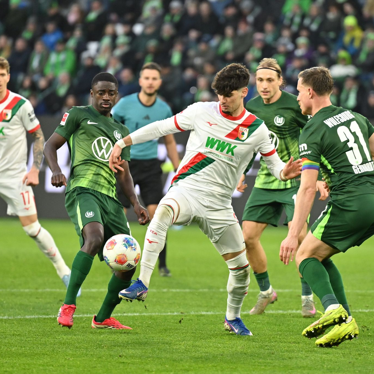 Ein enges Abstiegskampfduell lieferten sich Wolfsburger und Augsburger. - Foto: Swen Pförtner/dpa