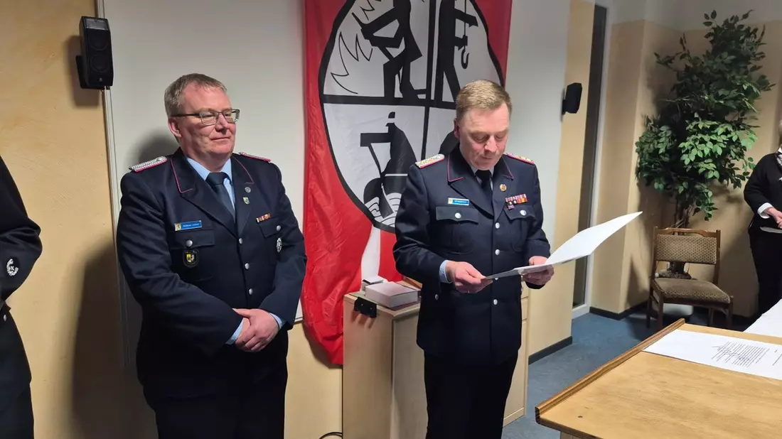 FW Südheide: Jahreshauptversammlung der Feuerwehr Beckedorf Matthias Lückert mit der Ehrennadel des LFV-Niedersachen in Bronze ausgezeichnet - Bild: presseportal.de