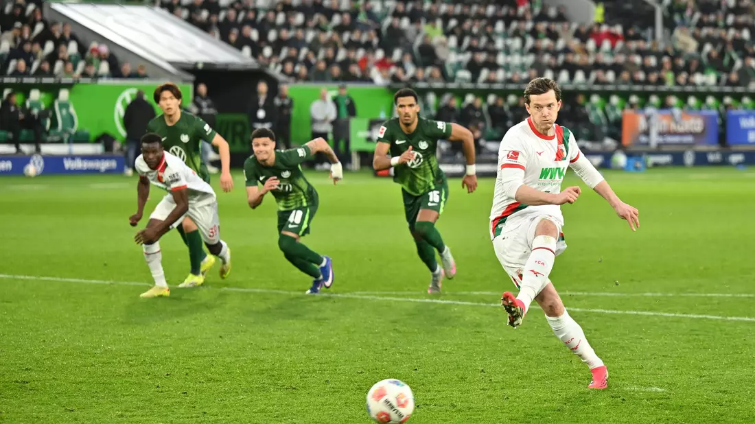 Die Wende zugunsten des FC Augsburg: Michael Gregoritsch verwandelt einen Handelfmeter - Bild: Swen Pförtner/dpa