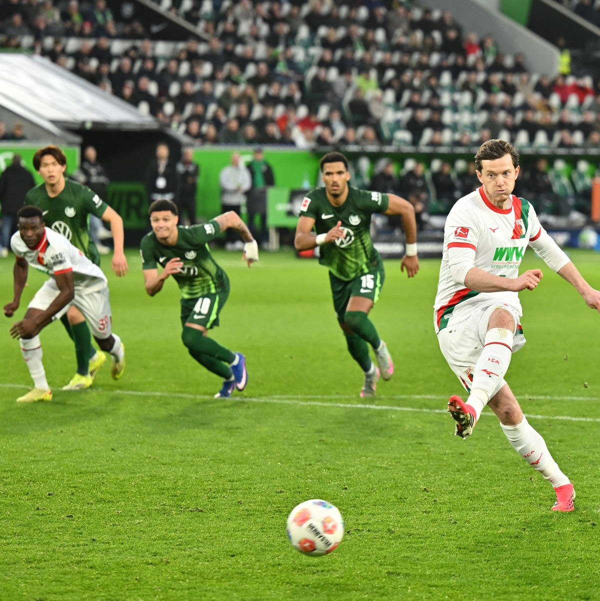 Die Wende zugunsten des FC Augsburg: Michael Gregoritsch verwandelt einen Handelfmeter - Foto: Swen Pförtner/dpa