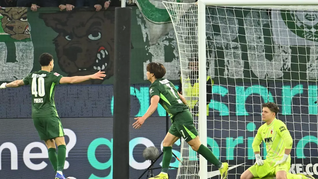 Kurze Hoffnung für Wolfsburg: Kento Shiogai (M) jubelt über sein 2:1  - Bild: Swen Pförtner/dpa
