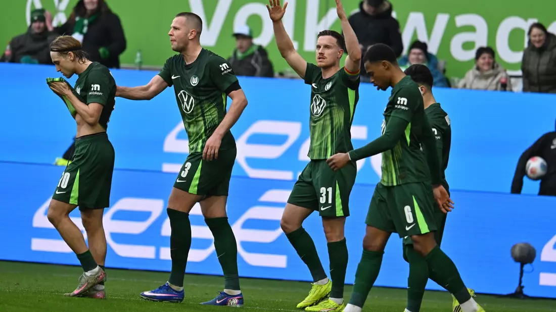 Brachte den VfL Wolfsburg in Führung: Ersatz-Kapitän Yannick Gerhardt (3.v.l.) - Bild: Swen Pförtner/dpa