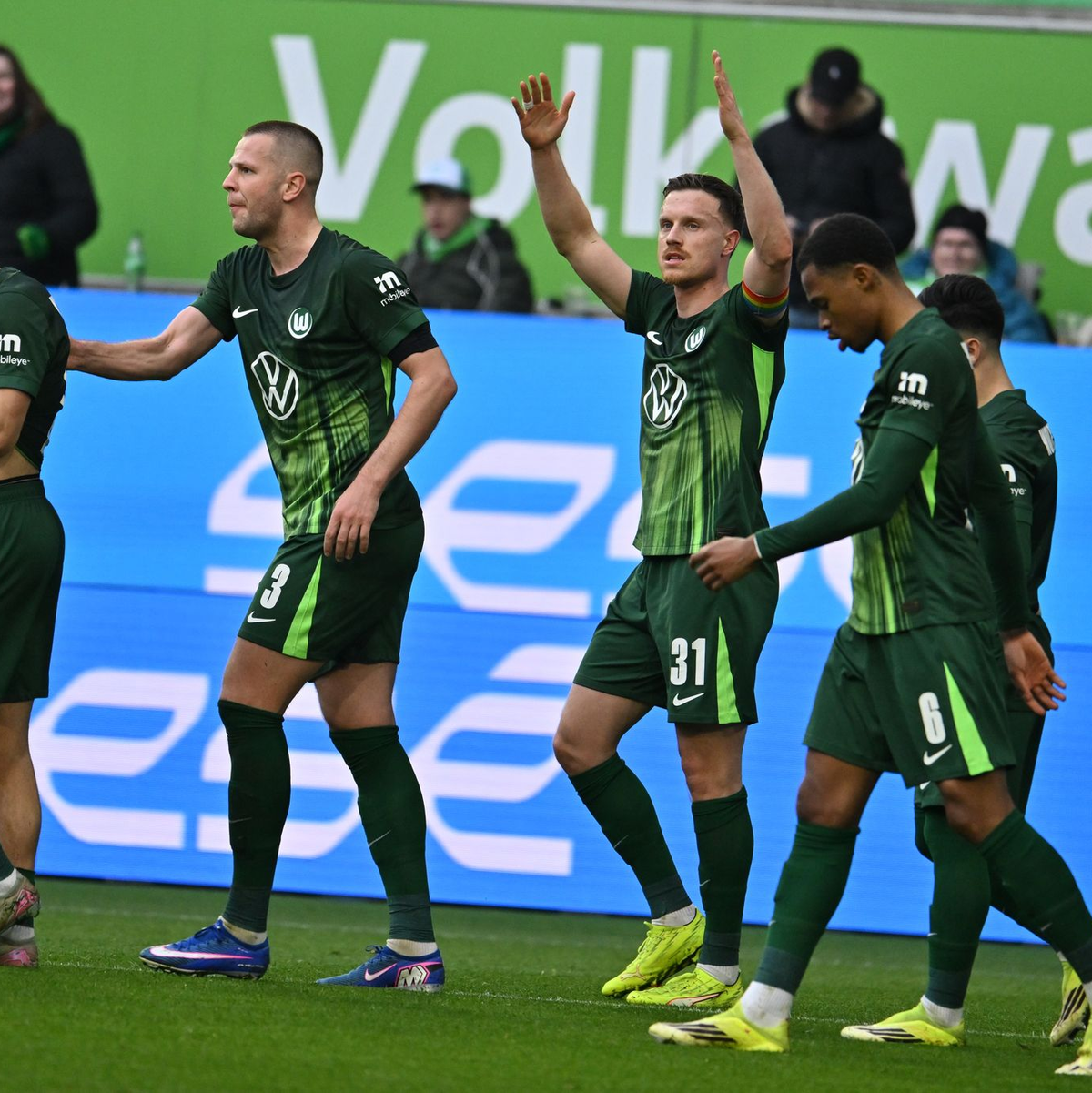 Brachte den VfL Wolfsburg in Führung: Ersatz-Kapitän Yannick Gerhardt (3.v.l.) - Foto: Swen Pförtner/dpa