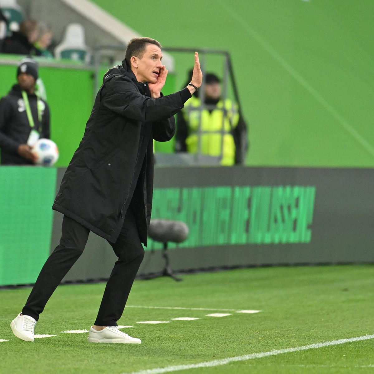 Es wird immer dramatischer für VfL Wolfsburgs Cheftrainer Daniel Bauer.  - Foto: Swen Pförtner/dpa