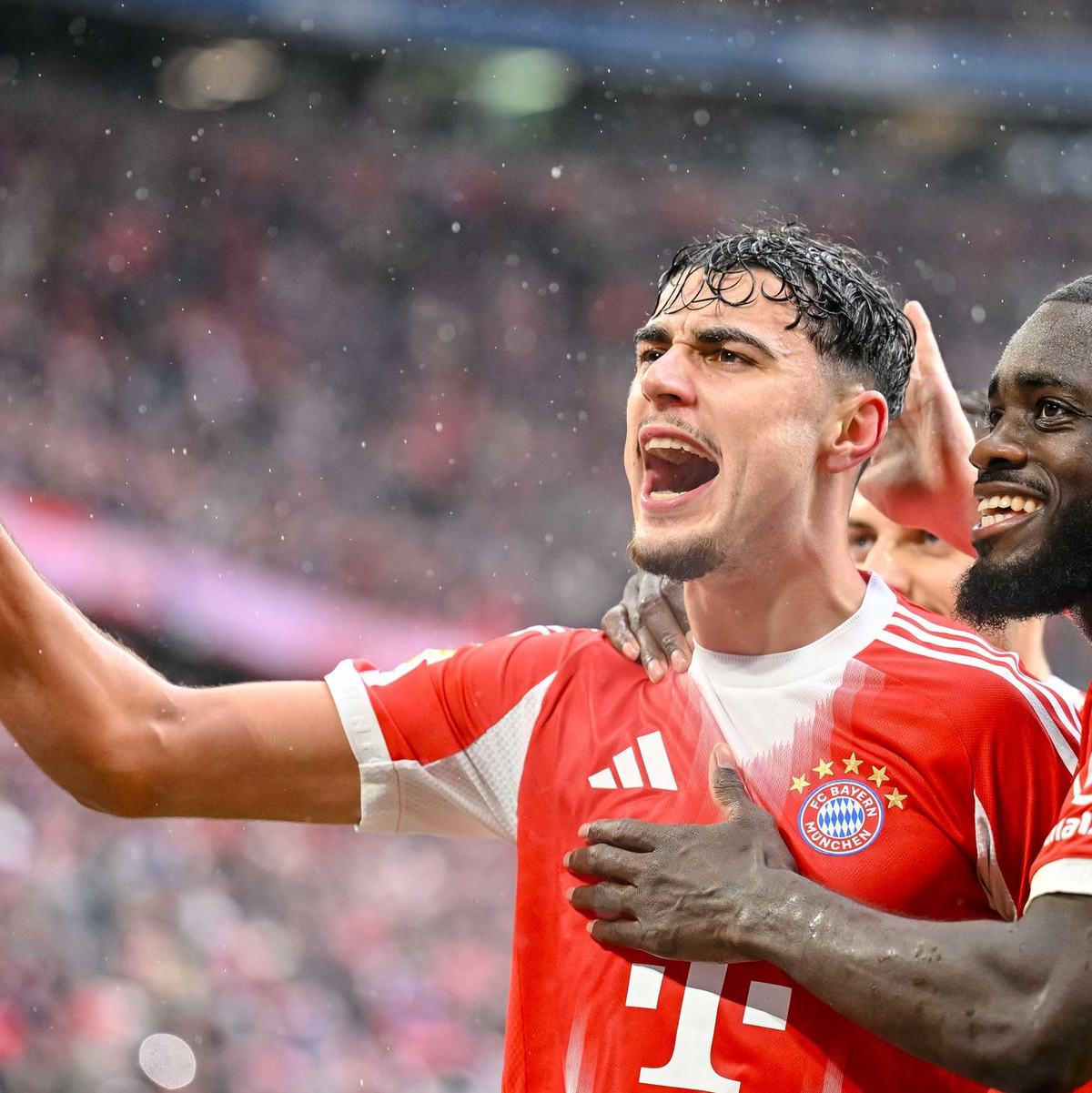 Bejubelt den Treffer zur Führung: Bayern-Profi Aleksandar Pavlovic. - Foto: Harry Langer/dpa