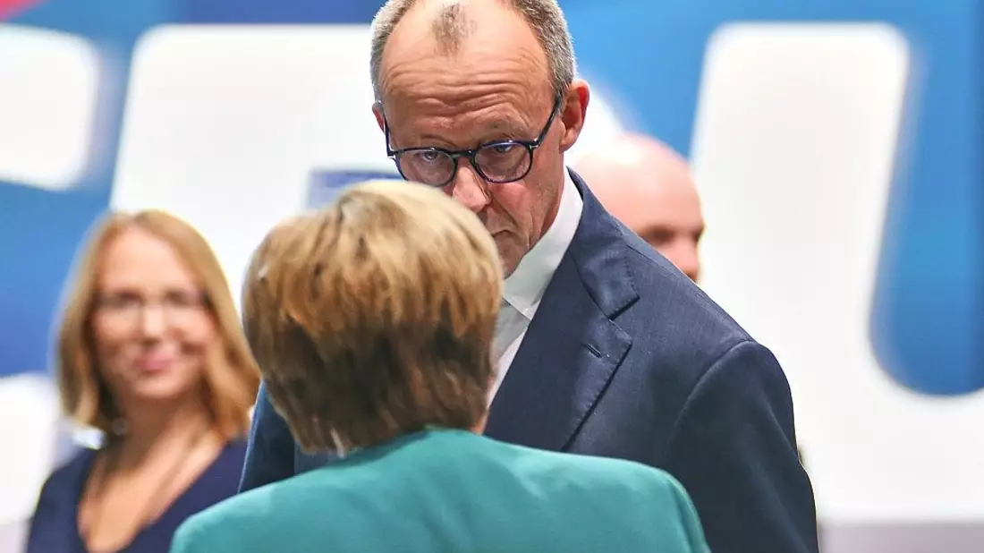 Angela Merkel und Friedrich Merz am 20.02.2026 - Bild: via dts Nachrichtenagentur