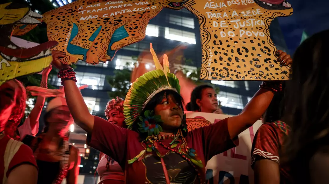 Seit einem Monat protestieren Ureinwohner gegen die Ausbaggerung der Amazonas-Flüsse. - Bild: Allison Sales/dpa