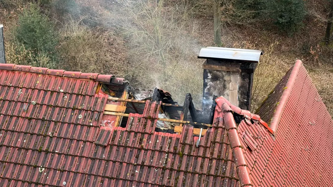 FW-EN: Feuerwehr bekämpft Dachstuhlbrand - Bild: presseportal.de