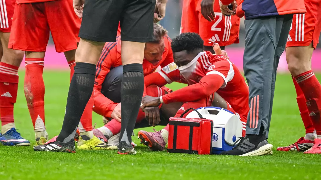 Alphonso Davies musste verletzt ausgewechselt werden. - Bild: Harry Langer/dpa