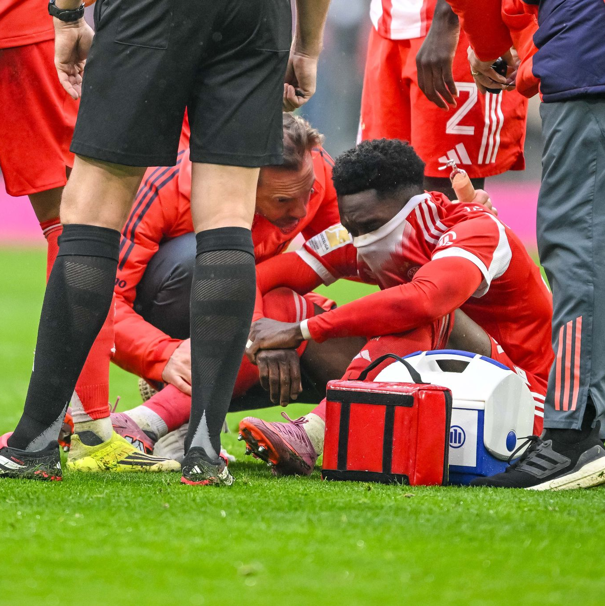 Alphonso Davies musste verletzt ausgewechselt werden. - Foto: Harry Langer/dpa