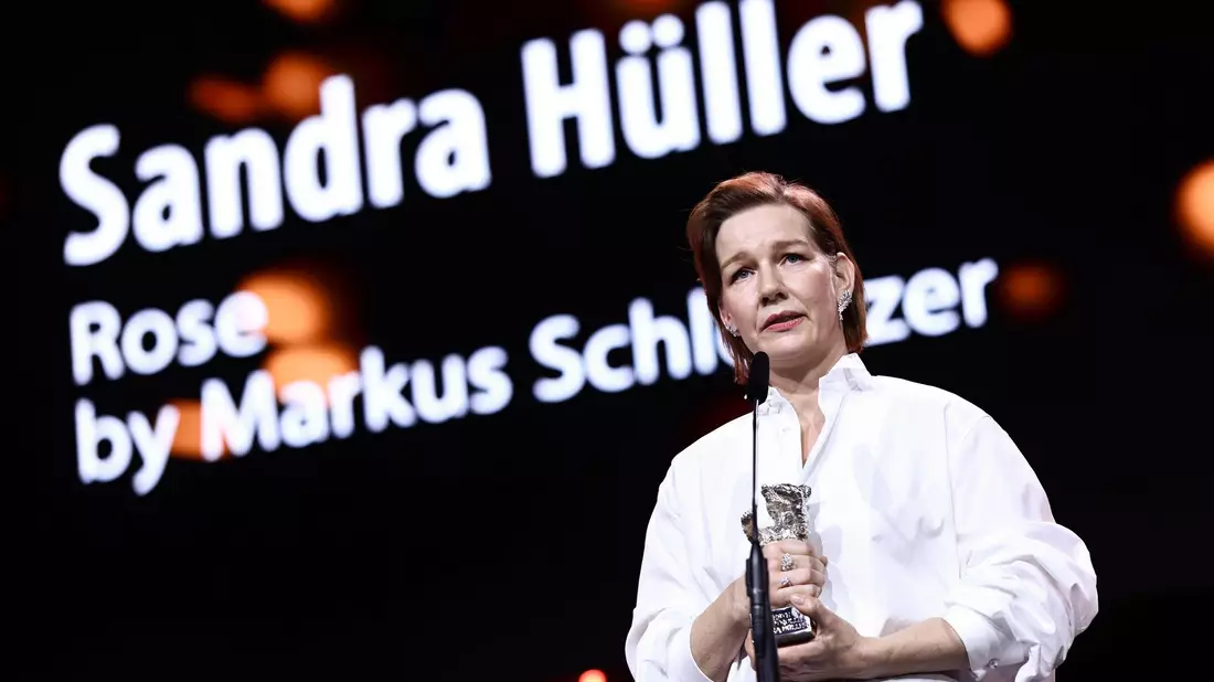 Sandra Hüller nimmt den Silbernen Bären entgegen. - Bild: Christoph Soeder/dpa