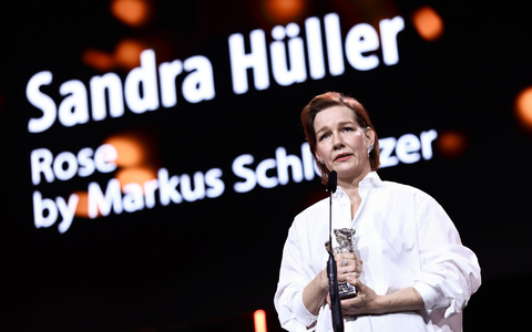 Sandra Hüller nimmt den Silbernen Bären entgegen. - Foto: Christoph Soeder/dpa