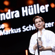 Sandra Hüller nimmt den Silbernen Bären entgegen. - Foto: Christoph Soeder/dpa