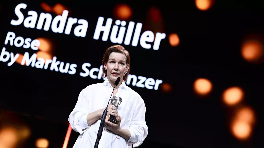 Sandra Hüller nimmt den Silbernen Bären entgegen. - Bild: Christoph Soeder/dpa