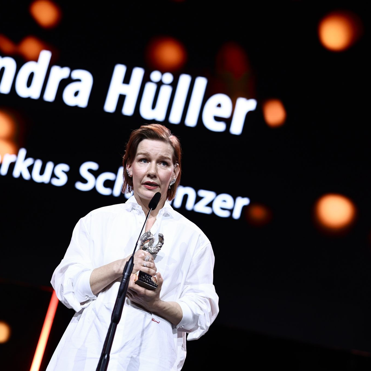 Sandra Hüller nimmt den Silbernen Bären entgegen. - Foto: Christoph Soeder/dpa