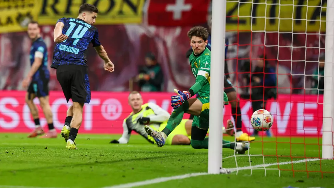 Christoph Baumgartner schiebt unbedrängt zum 1:0 ein. - Bild: Jan Woitas/dpa