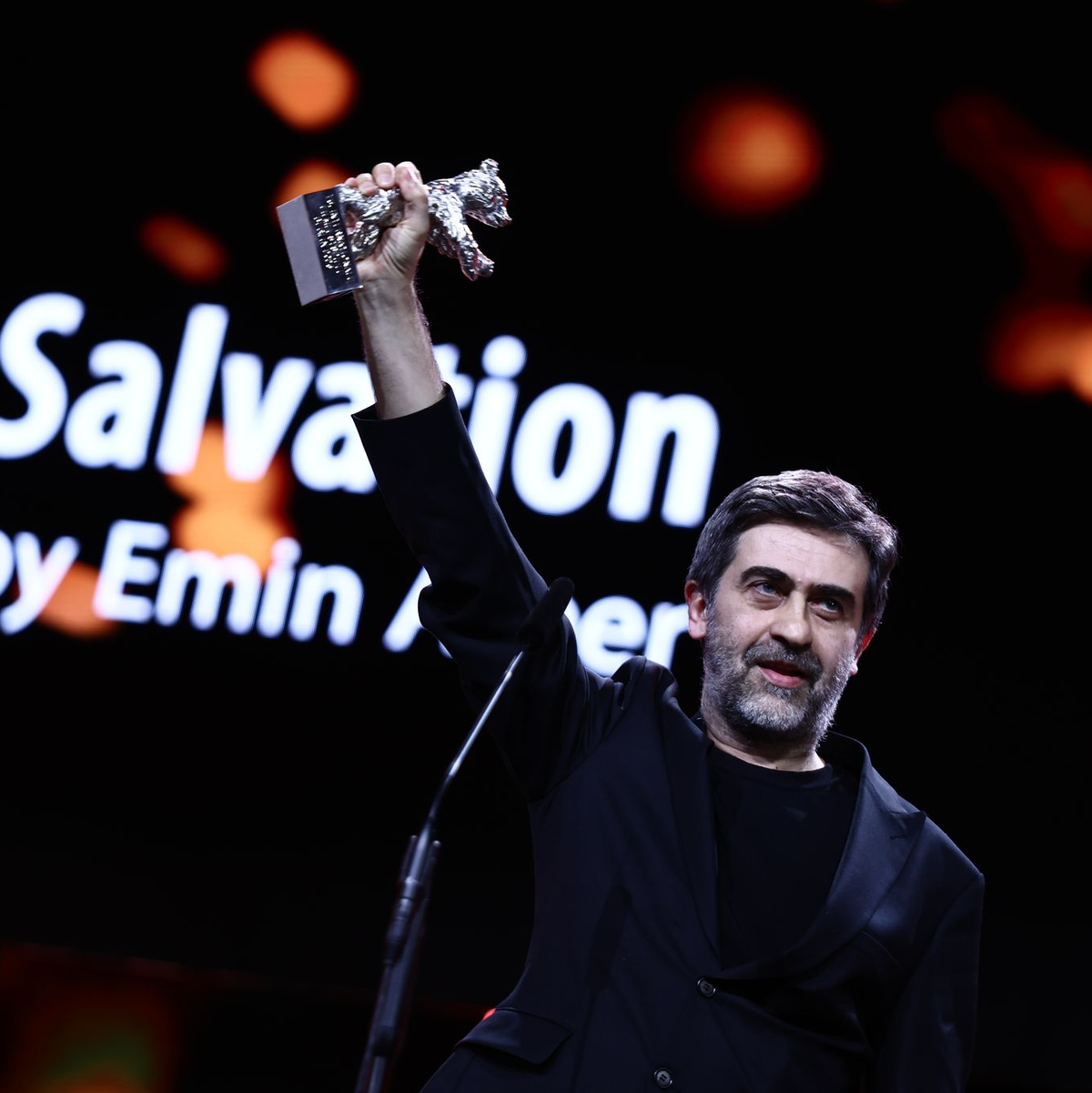 Der türkische Regisseur Emin Alper auf der Bühne. - Foto: Christoph Soeder/dpa