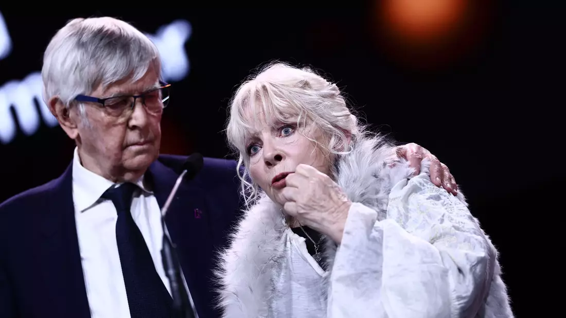 Tom Courtenay und Anna Calder-Marshall erhalten den Silbernen Bären für die beste schauspielerische Leistung in einer Nebenrolle. - Bild: Christoph Soeder/dpa