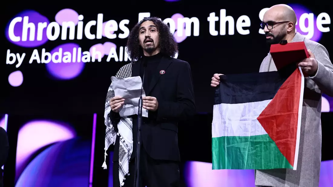 Abdallah Alkhatib auf der Bühne. - Bild: Christoph Soeder/dpa