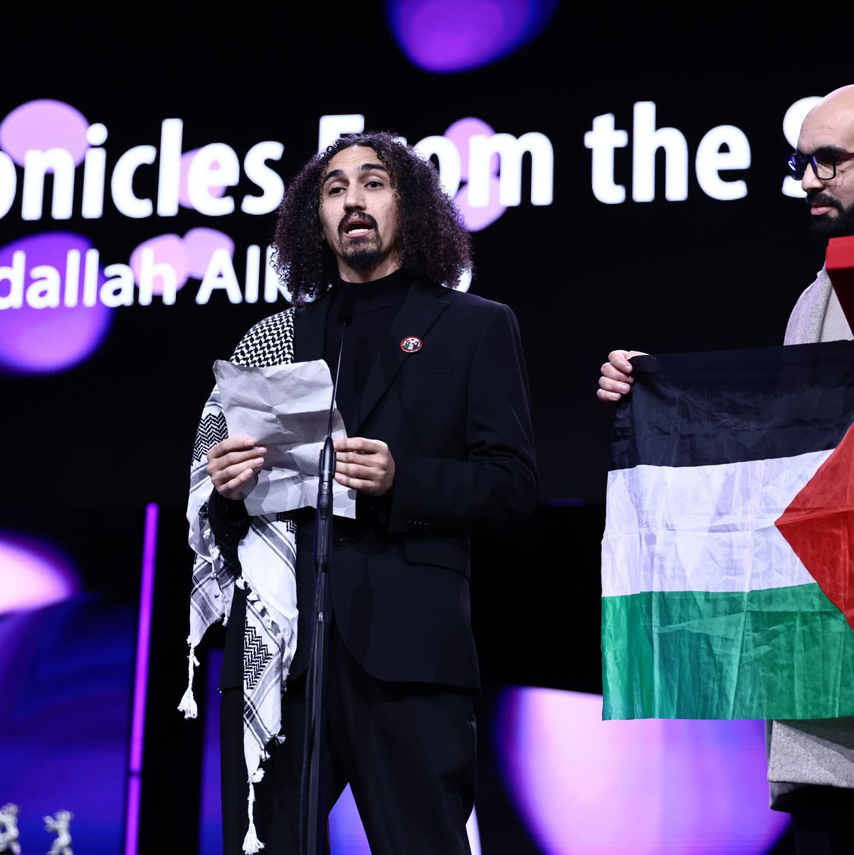 Abdallah Alkhatib auf der Bühne. - Foto: Christoph Soeder/dpa