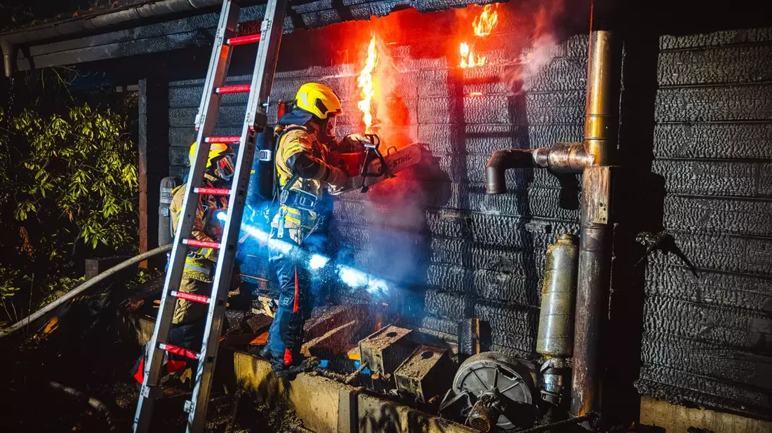 FW Gronau: Brand einer Saunahütte im Saunapark Epe - Aufwendiger Nachteinsatz für die Feuerwehr - Bild: presseportal.de