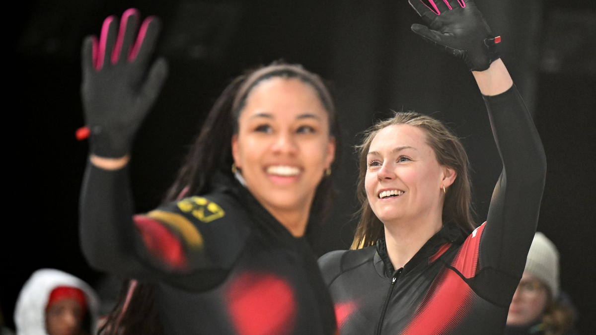 Strahlende Siegerinnen: Laura Nolte (r) und Deborah Levi. - Foto: Robert Michael/dpa