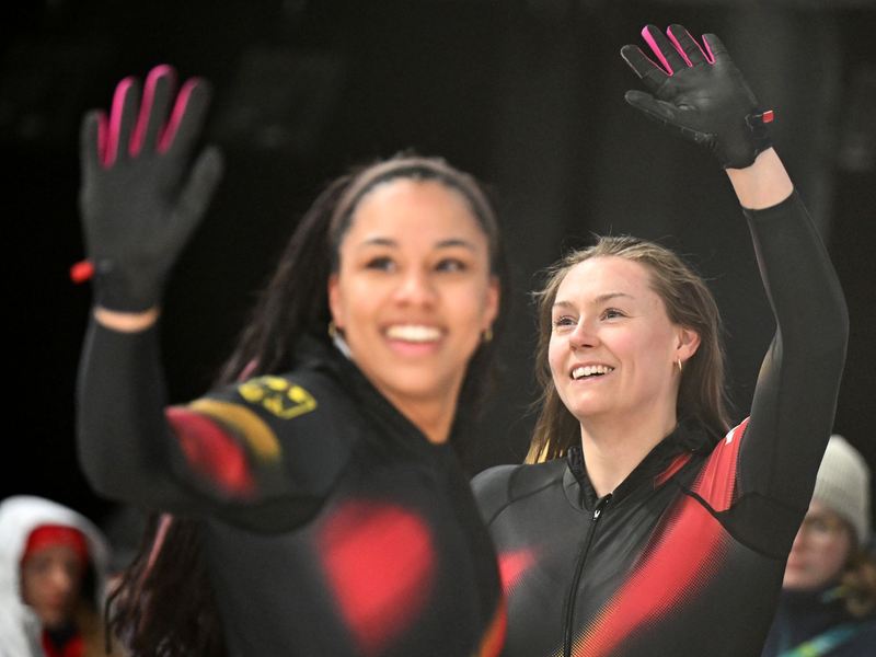 Strahlendes Siegerlächeln: Laura Nolte (r) und Deborah Levi. - Foto: Robert Michael/dpa