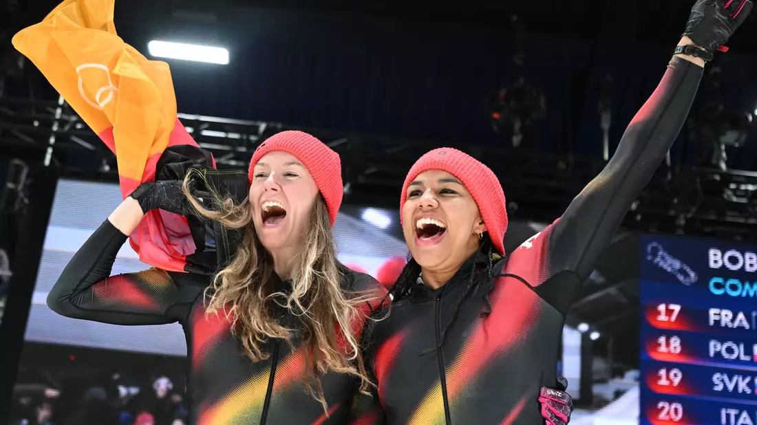 Nach der Gold-Fahrt: Laura Nolte (l) und Deborah Levi. - Bild: Robert Michael/dpa