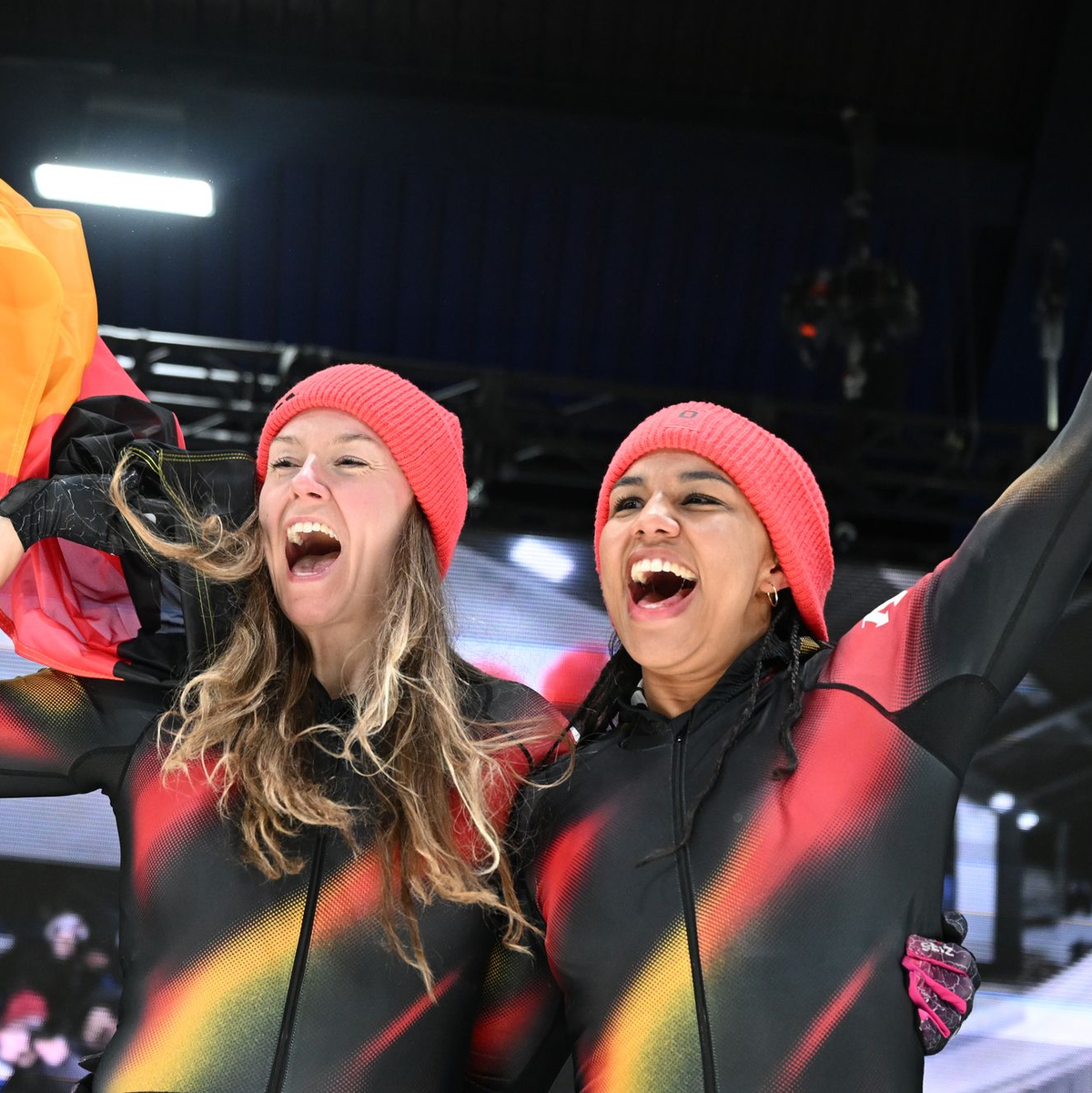 Nach der Gold-Fahrt: Laura Nolte (l) und Deborah Levi. - Foto: Robert Michael/dpa