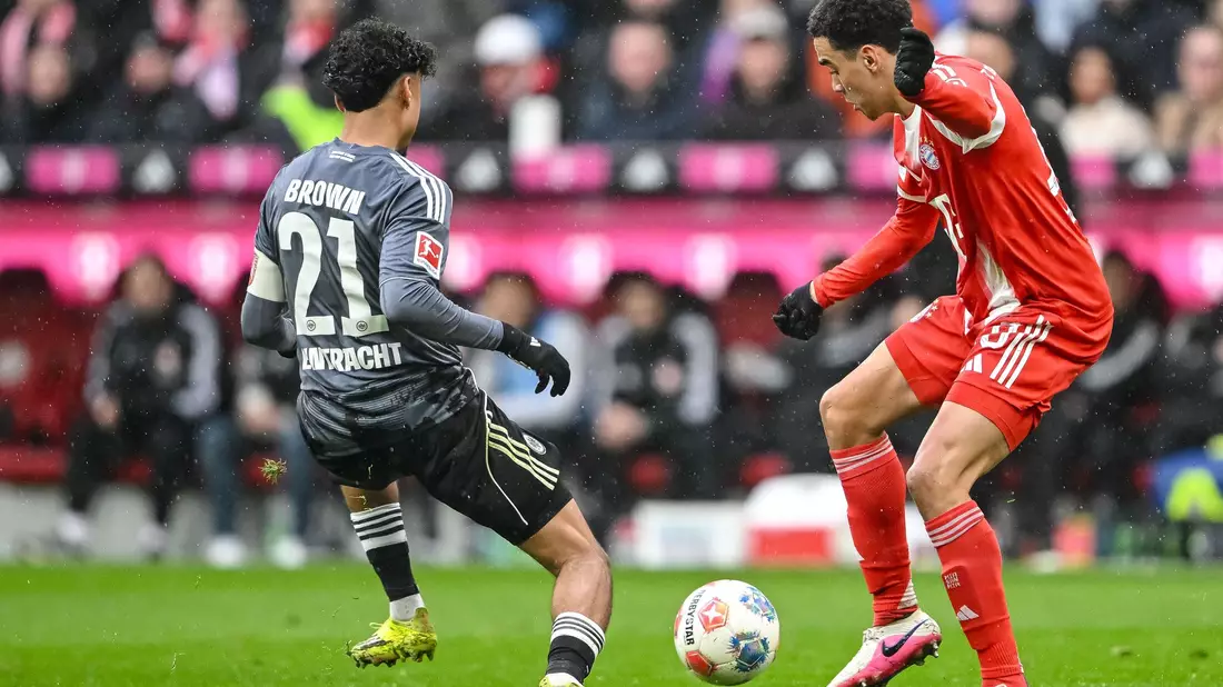 Jamal Musiala (r) in Aktion gegen Eintracht Frankfurt.  - Bild: Harry Langer/dpa
