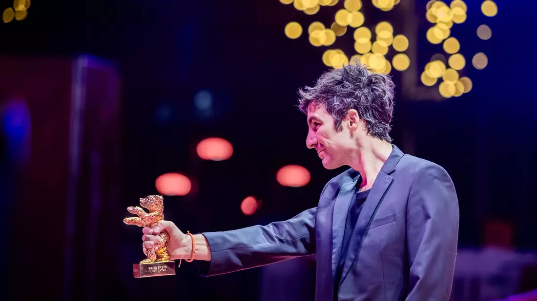 Ilker Çataks bekam für seinen Film den Goldenen Bären.  - Bild: Christoph Soeder/dpa