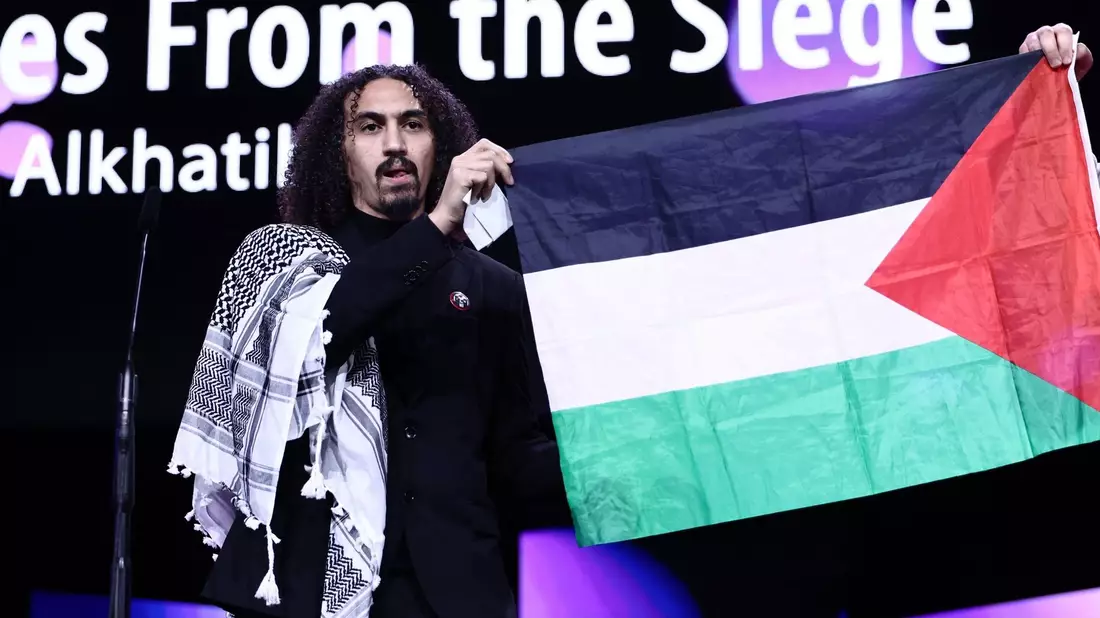 Regisseur Abdallah Alkhatib trat mit palästinensischer Flagge auf die Bühne. - Bild: Christoph Soeder/dpa
