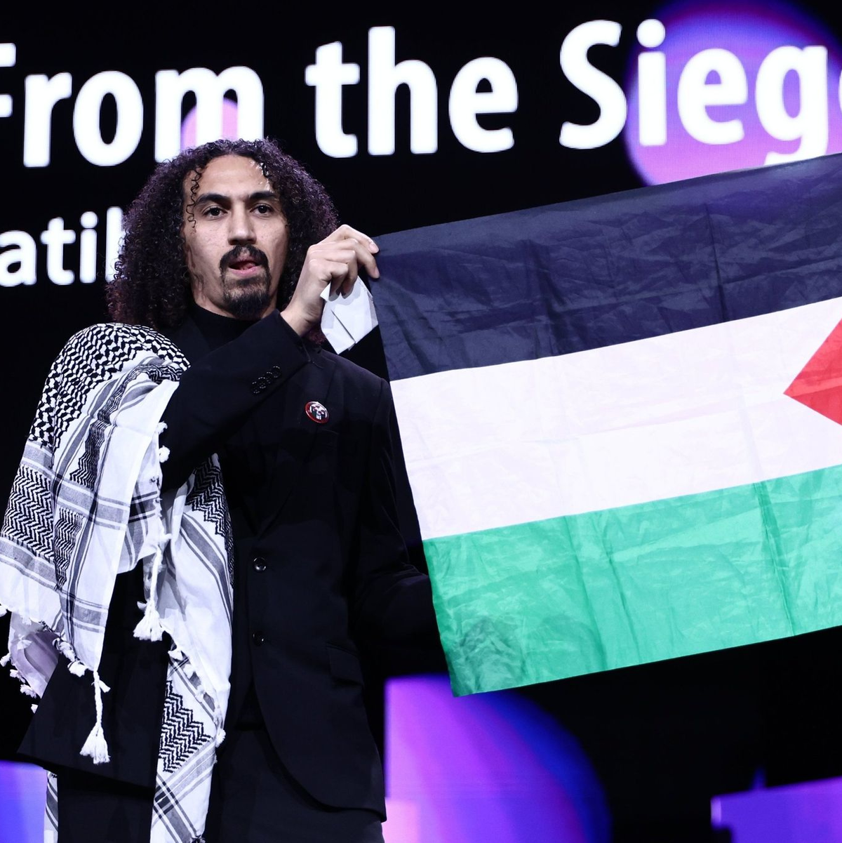 Regisseur Abdallah Alkhatib trat mit palästinensischer Flagge auf die Bühne. - Foto: Christoph Soeder/dpa