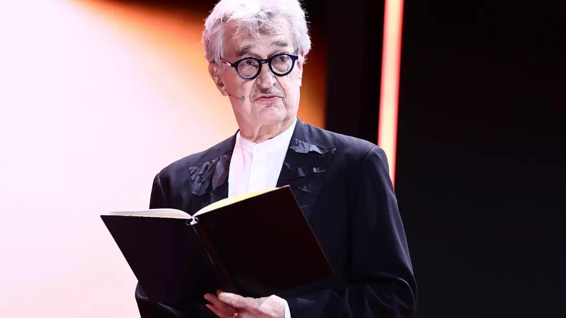 Jurypräsident Wim Wenders hatte sich eine Rede im Notizbuch notiert. - Bild: Christoph Soeder/dpa