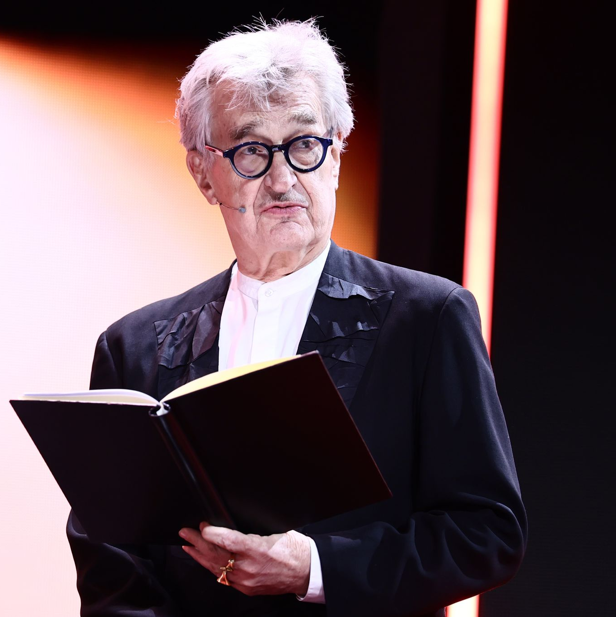 Jurypräsident Wim Wenders hatte sich eine Rede im Notizbuch notiert. - Foto: Christoph Soeder/dpa