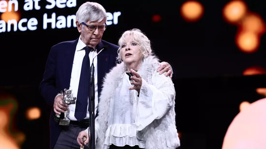 Tom Courtenay und Anna Calder-Marshall bekamen den Silbernen Bären für die beste schauspielerische Leistung in einer Nebenrolle. - Bild: Christoph Soeder/dpa