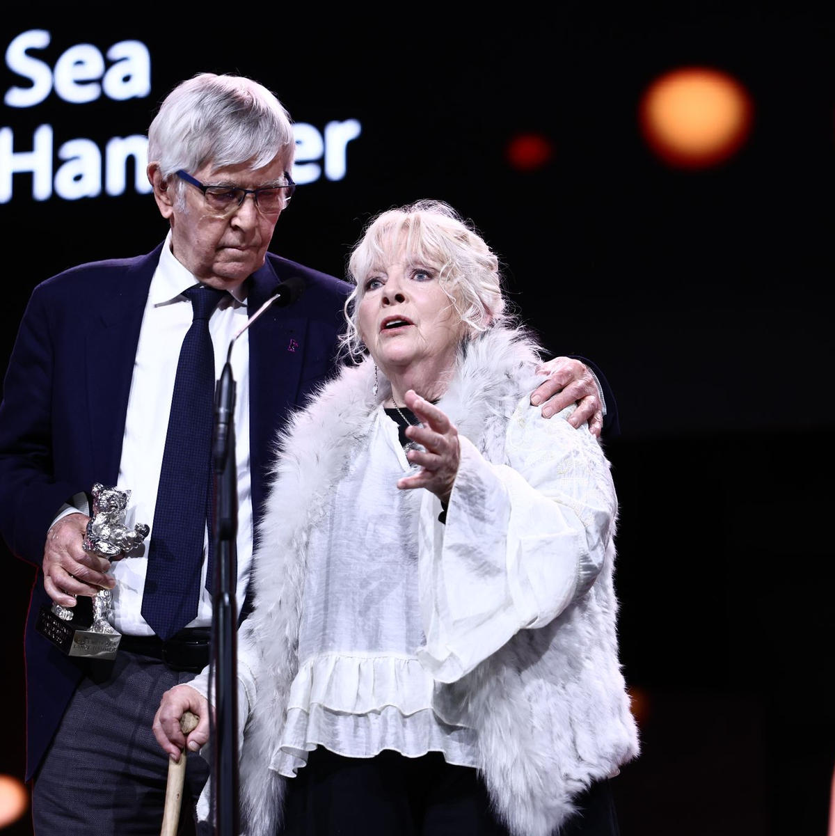Tom Courtenay und Anna Calder-Marshall bekamen den Silbernen Bären für die beste schauspielerische Leistung in einer Nebenrolle. - Foto: Christoph Soeder/dpa