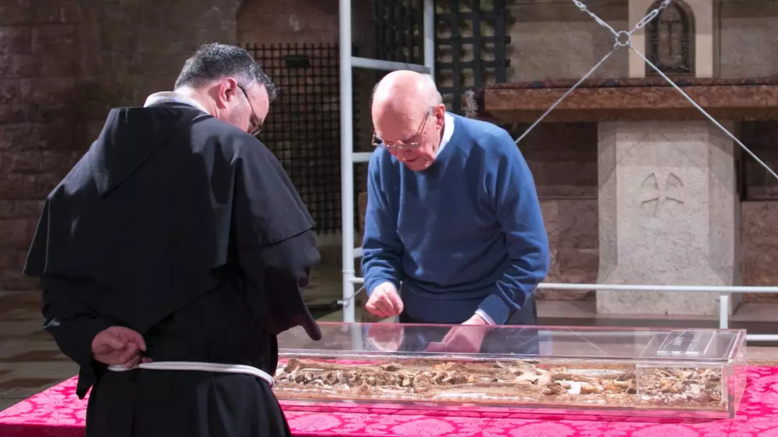 800 Jahre nach seinem Tod werden die Gebeine des Heiligen Franziskus zur Schau gestellt. Vor vielen Jahren wurden sie hier schon mal inspiziert. (Archivbild) - Bild: Mauro Berti/Sacro Convento di San Francesco /dpa